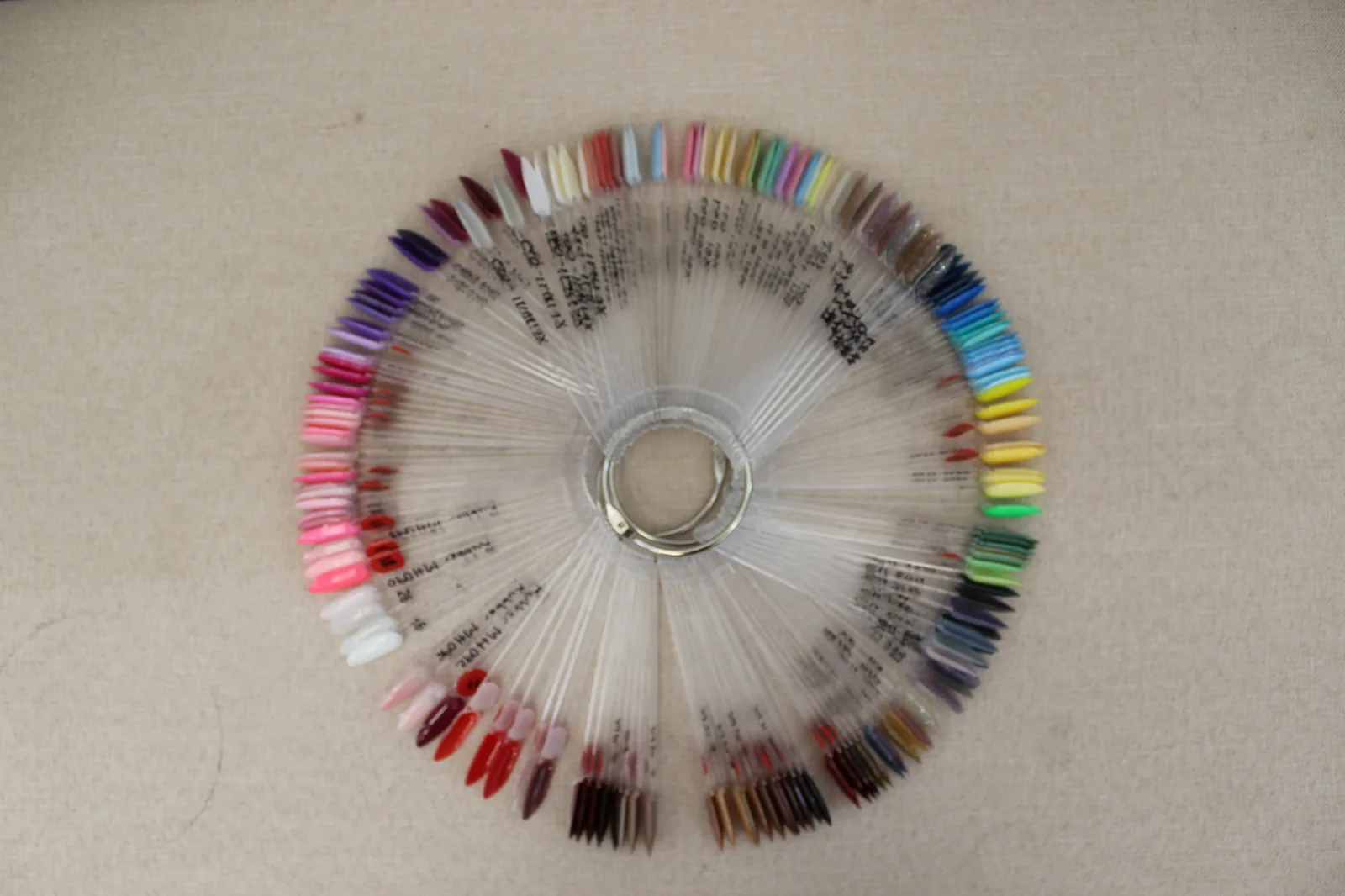 Servicio personalizado de manicura en Lalis Beauty Salon