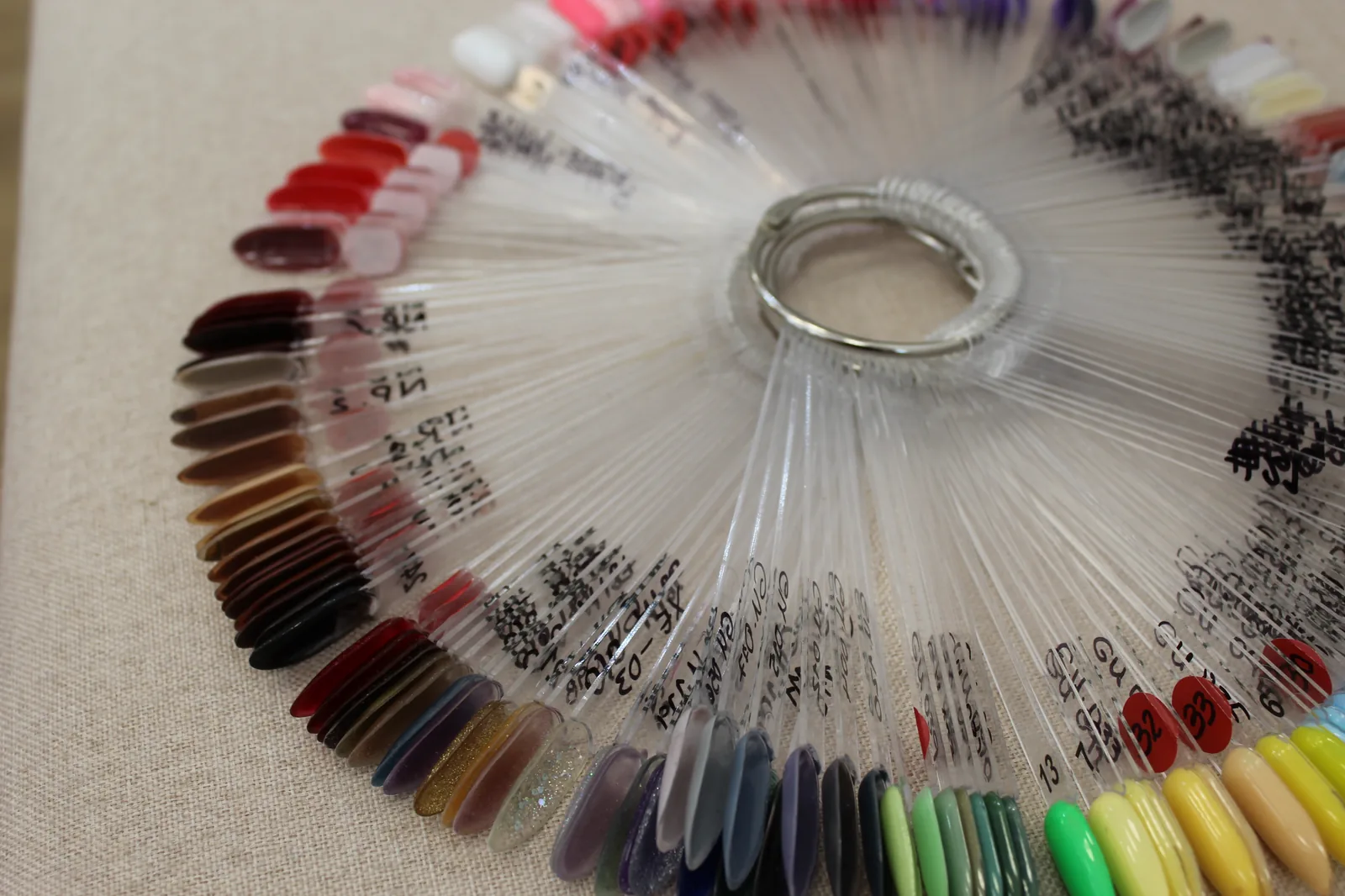 Muestrario de colores de manicura en Lalis Beauty Salon